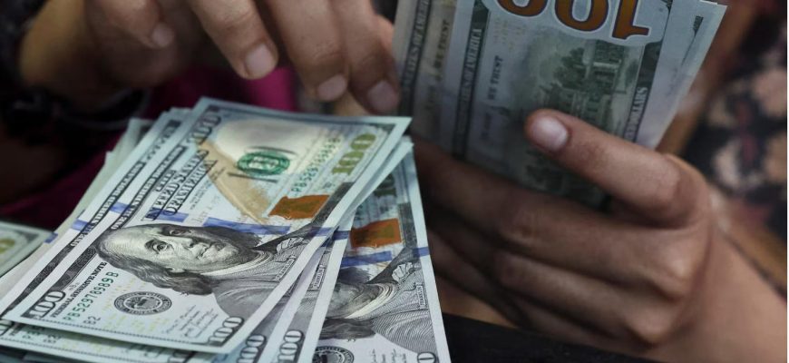 Яку валюту краще купувати готівкою